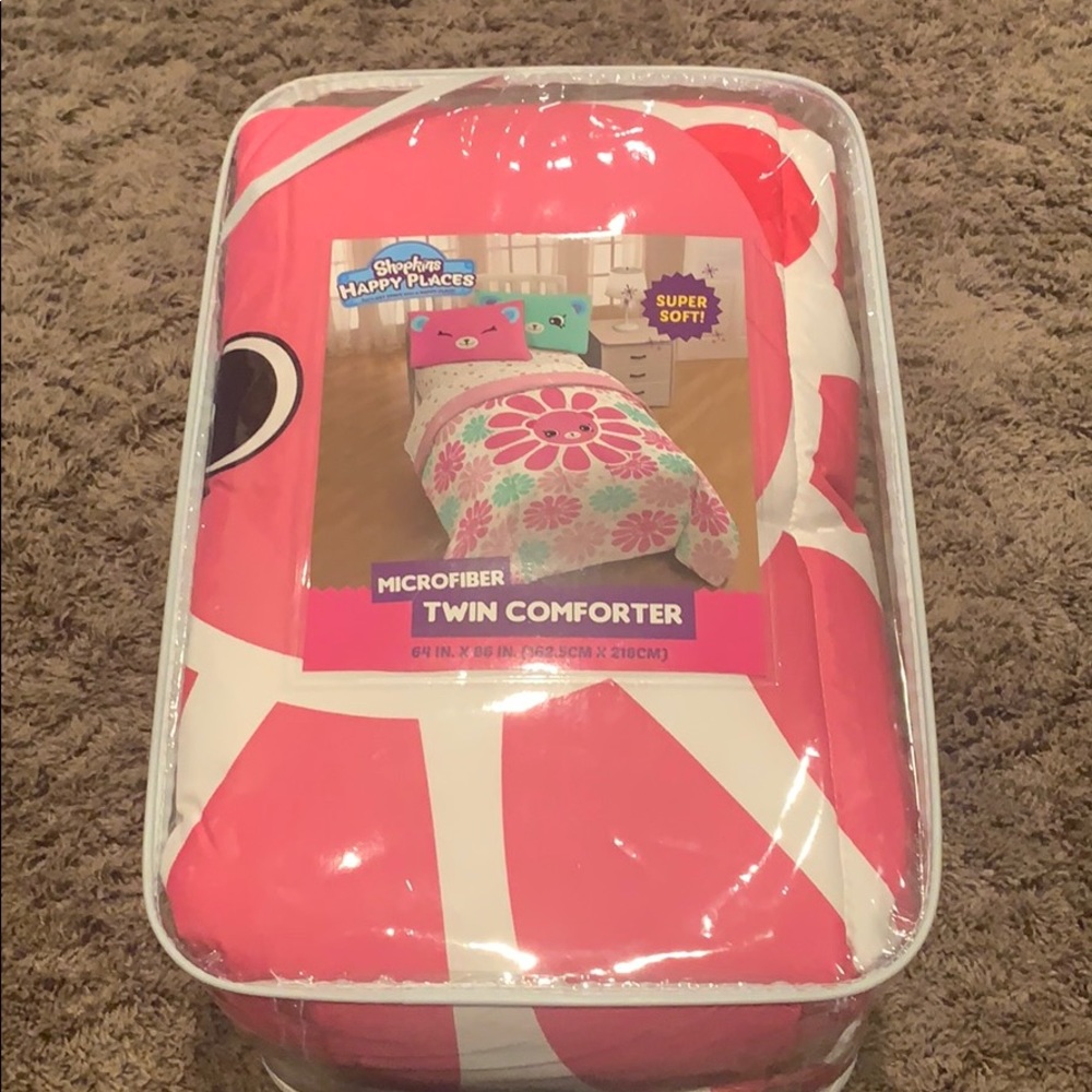 Shopkins Happy Places microfiber twin comforter.
